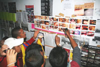 Des jeunes étudiants regardent les photos de cadavres envoyées du Tibet par internet. (Photo : M. Ennaimi/RFI)