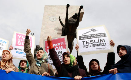 A Istanbul, manifestation hostile aux poursuites contre l’AKP, ce 15&nbsp;mars 2008.(Photo : Reuters)