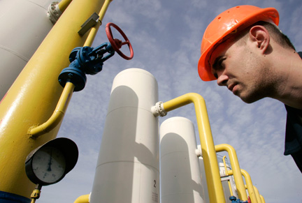 Un ouvrier vérifie la pression sur une station de compression de gaz à Boyarka, près de Kiev.(Photo : Reuters)