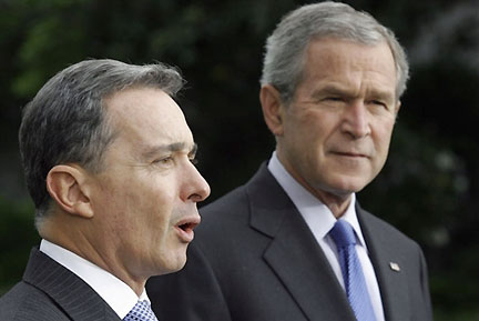 Le président Bush (à droite) écoute son homologue colombien, Alvaro Uribe, le 2 mai 2007.(Photo : AFP)