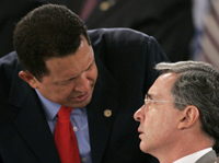 Le président colombien Alvaro Uribe (à droite) et son homologue vénézuélien Hugo Chavez, lors du sommet de Santo Domingo le 7 mars 2008.(Photo: Reuters)