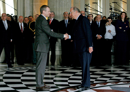 Yves Leterme (g) serrant la main du roi des Belges Albert II qui le nomme Premier ministre le 20 mars 2008. (Photo : Reuters)