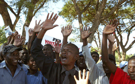 Les supporters du parti de l'opposition, le Mouvement pour le changement démocratique (MDC), célèbre la victoire avant même l'annonce des résultats officiels.(Photo : Reuters)