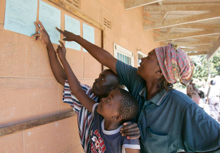 Des personnes consultent les résultats des élections présidentielles et parlementaires du 29 mars 2008, dans la banlieue de Mabvuku.(Photo : Reuters)