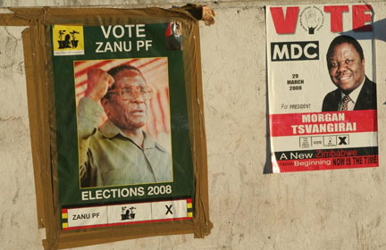 Affiches électorales de Robert Mugabe (g), le président sortant et de Morgan Tsvangirai (d), leader de l'opposition.(Photo : Marina Burgeon/RFI)