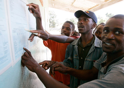 Des électeurs scrutant les résultats de leur bureau de vote, le 29 mars 2008.(Photo : Reuters)