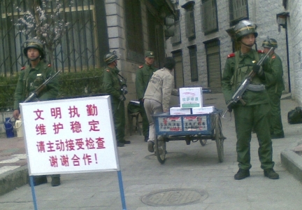 Forces de sécurité chinoises dans une rue de Lhassa, au Tibet, le 1er avril 2008.(Photo : Reuters)