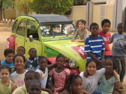 La 2CV aux couleurs du Mali et de RFI a beaucoup de succès auprès des enfants de Bamako.(Photo : Manu Pochez)