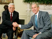 Le président américain George Bush (D) a reçu son homologue palestinien, Mahmoud Abbas dans le bureau ovale de la Maison blanche à Washington, le 24 avril 2008.(Photo : Reuters)