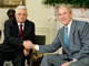 Le président américain George Bush (D) a reçu son homologue palestinien, Mahmoud Abbas dans le bureau ovale de la Maison blanche à Washington, le 24 avril 2008.(Photo : Reuters)