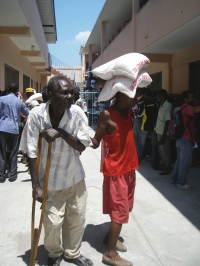 Distribution de riz par la Minustah dans le quartier de Cité Soleil à Port-au-Prince(Photo : Philippe Nadel)
