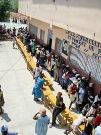Distribution de riz par la Minustah dans le quartier de Cité Soleil à Port-au-Prince(Photo : Philippe Nadel)