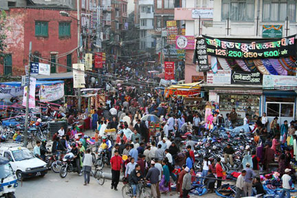 Une rue commerçante de Katmandou.(Source: Wikipedia)