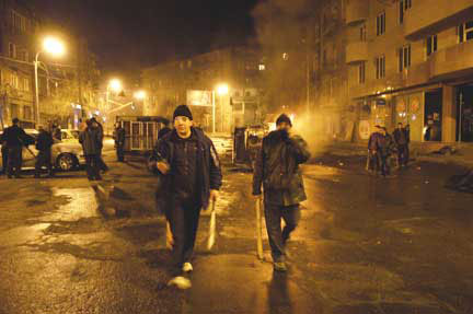 Ambiance tendue durant la période des émeutes qui ont couté la vie à 10 personnes. ( Photo : Max Sivaslian)