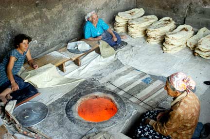 La farine coûte de plus en plus cher pour fabriquer le lavach, de fines feuilles de pain cuites dans un four traditionnel.( Photo : Max Sivaslian)