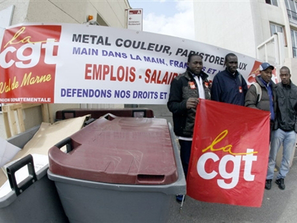 Des salariés sans-papiers d'entreprises du Val-de-Marne et de l'Essonne sont rassemblés, le 15 avril 2008 à Villejuif, à la Maison de la propreté, pour demander leur régularisation.( Photo : AFP )
