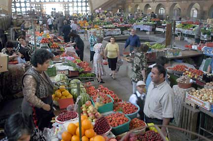 Un des marchés d’Erevan où les prix pour les produits frais sont plus intéressants que dans les supermarchés du centre-ville. ( Photo : Max Sivaslian)