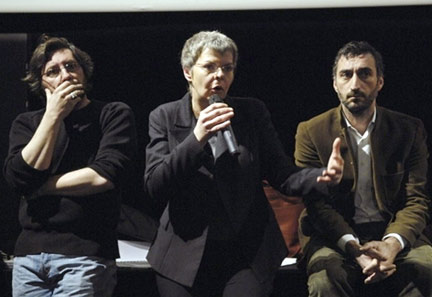 La cinéaste Pascale Ferran (c) entre son collègue Bruno Podalydès (g) et l'exportateur François Ion de la société Films Distribution, le 27 mars 2008 à Paris.(Photo : AFP)