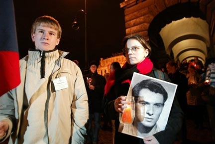 Chaque année, les étudiants pragois et leurs professeurs se réunissent sur la place Jan Palach à la mémoire de cet étudiant de philosophie de 21 ans qui s'est immolé par le feu le 15 janvier 1969. (Photo : AFP)