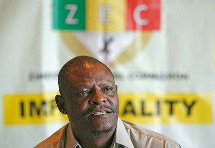 George Chiweshe, président da la Commission électorale, lors de la conférence de presse à Harare le 26 avril 2008.(Photo: Reuters)