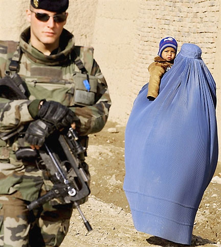 Un soldat français patrouille dans la banlieue de Kaboul, le 20 février 2008.(Photo : AFP)