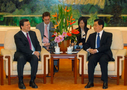 Le président de la Commission européenne José Manuel Barroso (g) s'entretient avec le président chinois Hu Jintao au Grand Hall du peuple, à Pékin, le 25 avril 2008.(Photo : Reuters)