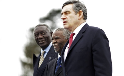 Le président sud-africain Thabo Mbeki (c), le Premier ministre britannique Gordon Brown (d) et le président du Ghana, John Kufuor (g), lors du «&nbsp;sommet de la gouvernance progressiste&nbsp;» à Hertfordshire, près de Londres, le 5 avril 2008. (Photo : AFP)