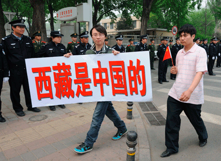 Sur la banderole des manifestants chinois devant l'ambassade de France à Pékin, le 19 avril 2008, on peut lire :&nbsp;«&nbsp;<em>Le Tibet&nbsp;appartient à la Chine</em>&nbsp;».(Photo : Reuters)