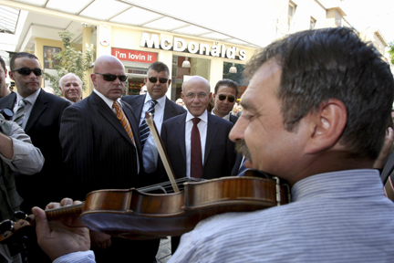 Le leader chypriote-turque Mehmed Ali Talat (au centre) dans les rues de Nicosie.(Photo: Reuters)