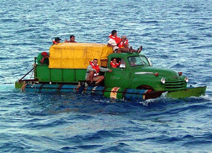 Des Cubains tentent sur des radeaux de fortunes de rejoindre les côtes de la Floride, le 24 juillet 2003.(Photo : AFP)