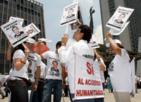 Des manifestants brandissant des affiches d'un otage colombien, Norman Alzate, à Medellin le 4 avril 2008.(Photo : Reuters)