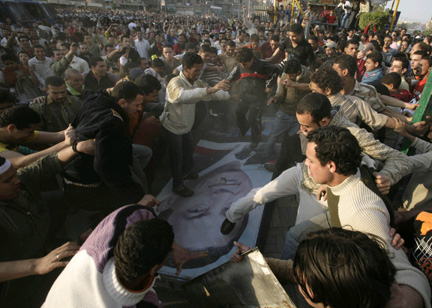 Des manifestants piétiennent le portrait du président Hosni Moubarak à Mahalla al-Kubra, le 7 avril 2008.(Photo : Reuters)