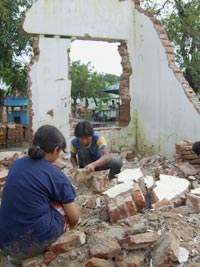 Les habitants de Sidoarjo démontent leurs maisons pour en reconstruire d'autres ou vendre les briques.© Solenn Honorine /RFI