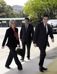 Le Premier ministre français, François Fillon, et son épouse, Pénélope Fillon, arrivent au Palais impérial.(Photo : AFP)