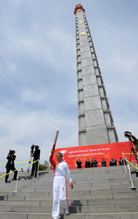 Le premier relayeur nord coréen entame&nbsp;le parcours de la flamme olympique dans les rues de Pyongyang, le 28 avril 2008.(Photo : Reuters)