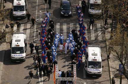 Les forces de sécurité entourent l'athlète relayeur de la flamme olympique, ce lundi 7 avril 2008 à Paris.(Photo : Reuters)