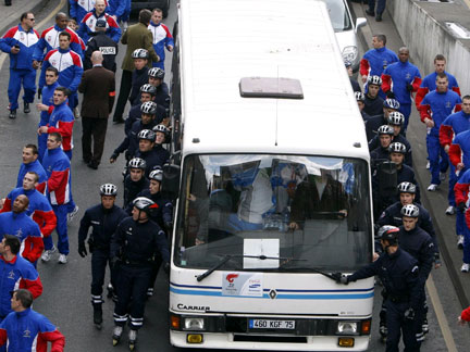 La flamme olympique se rend finalement en bus au stade Charléty.(Photo : Reuters)