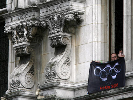 La banderole de Reporters sans frontières détournant les anneaux olympiques a été déployée depuis les fenêtres de la Mairie de Paris.(Photo : Reuters)