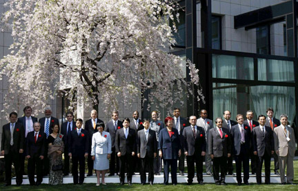 La photo de famille des ministres du Développement du G8 à Tokyo ce dimanche 6 avril.(Photo : Reuters)