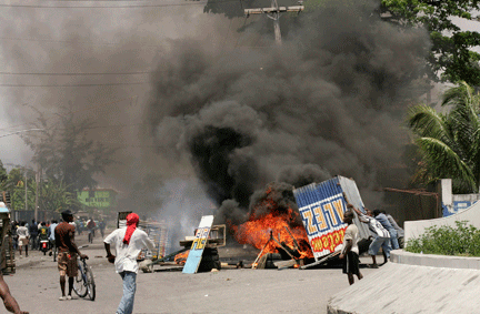 Une nouvelle personne a été tuée et plusieurs autres ont été blessées, en Haïti, le 7 avril 2008.(Photo : Reuters)