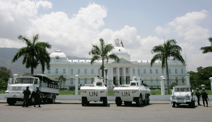 Les blindés des Nations unies sont postés devant le palais présidentiel.(Photo : Reuters)