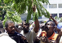 Des Haïtiens protestant contre la hausse du coût de la vie devant le Parlement à Port-au-Prince, le 3 Avril 2008.(Photo : AFP)