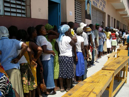 A Haïti, alors que  la Minustah (Mission des Nations unies pour la stabilisation en Haïti) distribue du riz, une file d'attente est constituée.(Photo : Philippe Nadel)