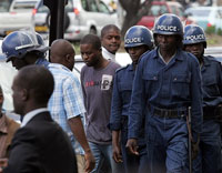 La police quadrille Harare et se mêle à la population pour dissuader tout mouvement de contestation. Harare, le 14&nbsp;avril 2008.(Photo : AFP)