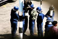 Des policiers procèdent à l'arrestation de membres de l'opposition, dans le quartier général du MDC, à Harare, le 25 avril 2008. (Photo : AFP)