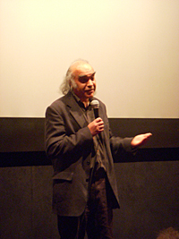 Sut Jhally répond aux questions des spectateurs après la projection de son film Hollywood et les Arabes, Paris, 28 mars 2008. (Photo : A. Niard)