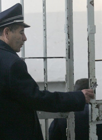 Un gardien de la prison de Kenitra, située au nord de Rabat, en février 2007.(Photo : AFP)