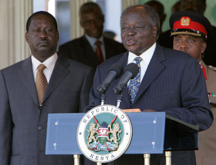 Le président kényan Mwai Kibaki (d) a annoncé à la presse dimanche 13 avril 2008 à Nairobi la composition du gouvernement de coalition, avec à sa tête comme Premier ministre l'opposant Raila Odinga (g).  (Photo : Reuters)