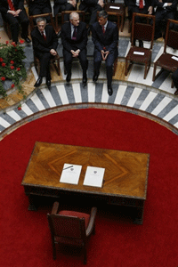 Le Premier ministre kosovar, Hashim Thaçi (à droite), le président Fatmir Sejdiu (au centre) et le président du Parlement lors de la cérémonie de&nbsp;signature du projet de la Constitution du Kosovo à la bibliothèque nationale de Pristina.(Photo : AFP)