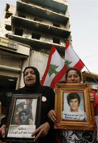 Des Libanaises musulmanes montrant des portraits de leurs fils disparus durant la guerre civile (1975-1990) lors de la commémoration du début de la guerre, le 13 avril 2008, à Beyrouth.(Photo : AFP)